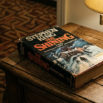 Libro de Stephen King THE SINNING en un escritorio